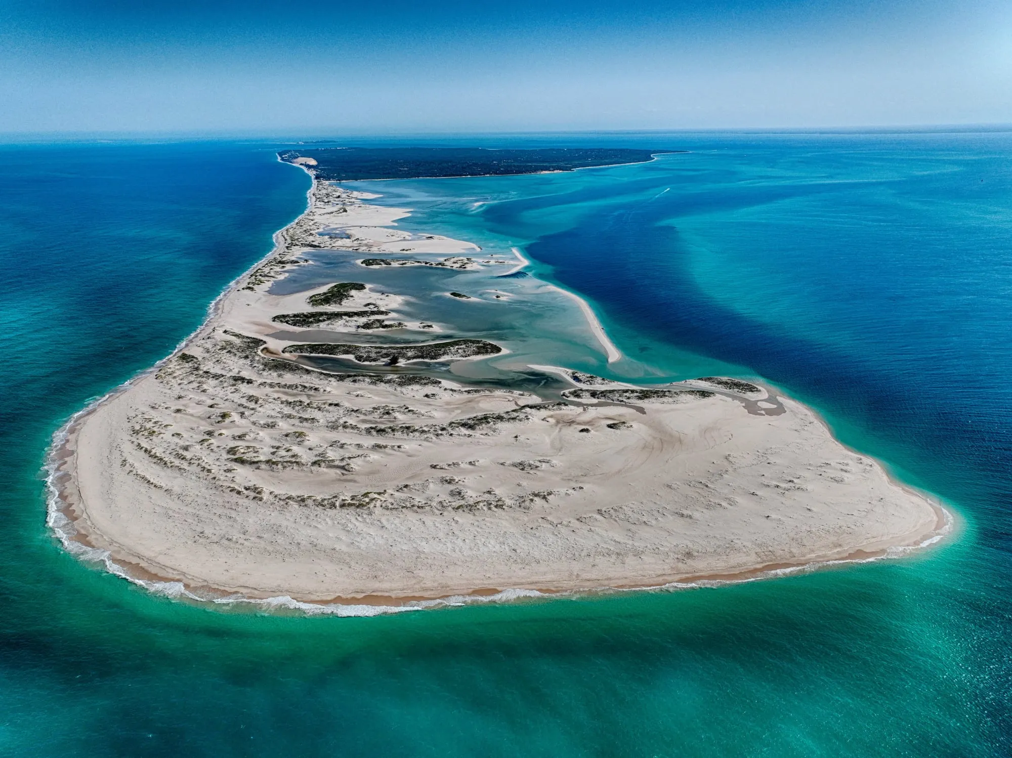 Dunas vermelhas encontram o Oceano Índico perto de Vilankulo