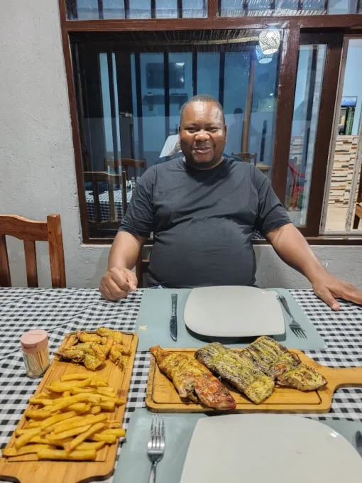 O Isac serve peixe grelhado fresco com batata frita na Residencial Duma