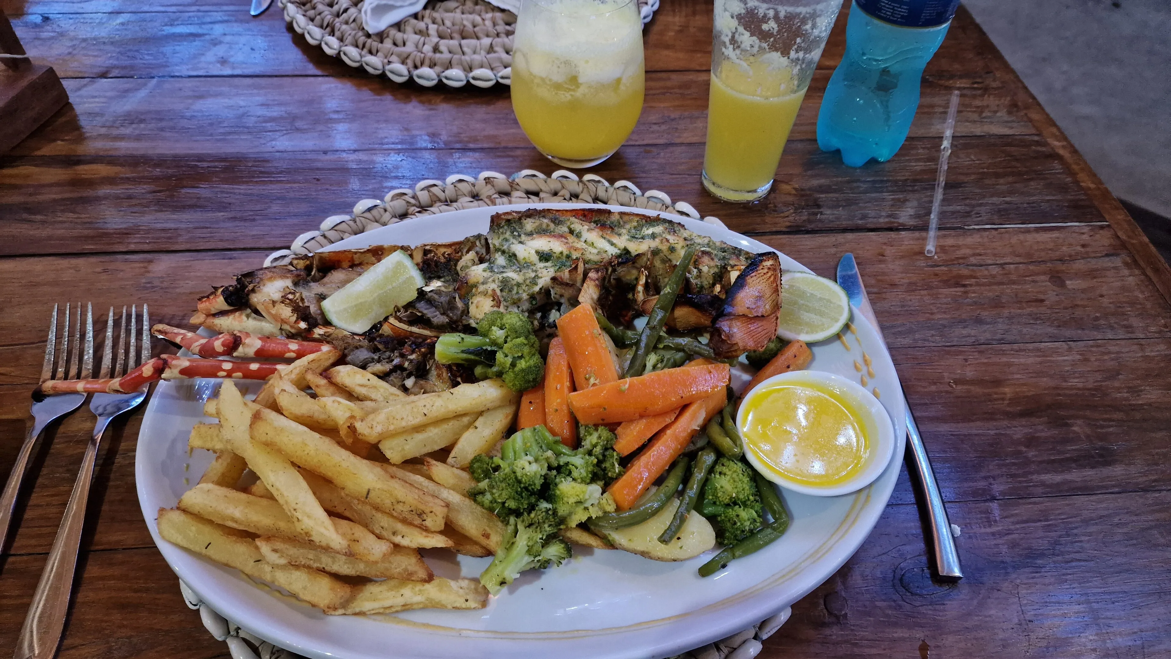 Lagosta grelhada com batata frita e legumes