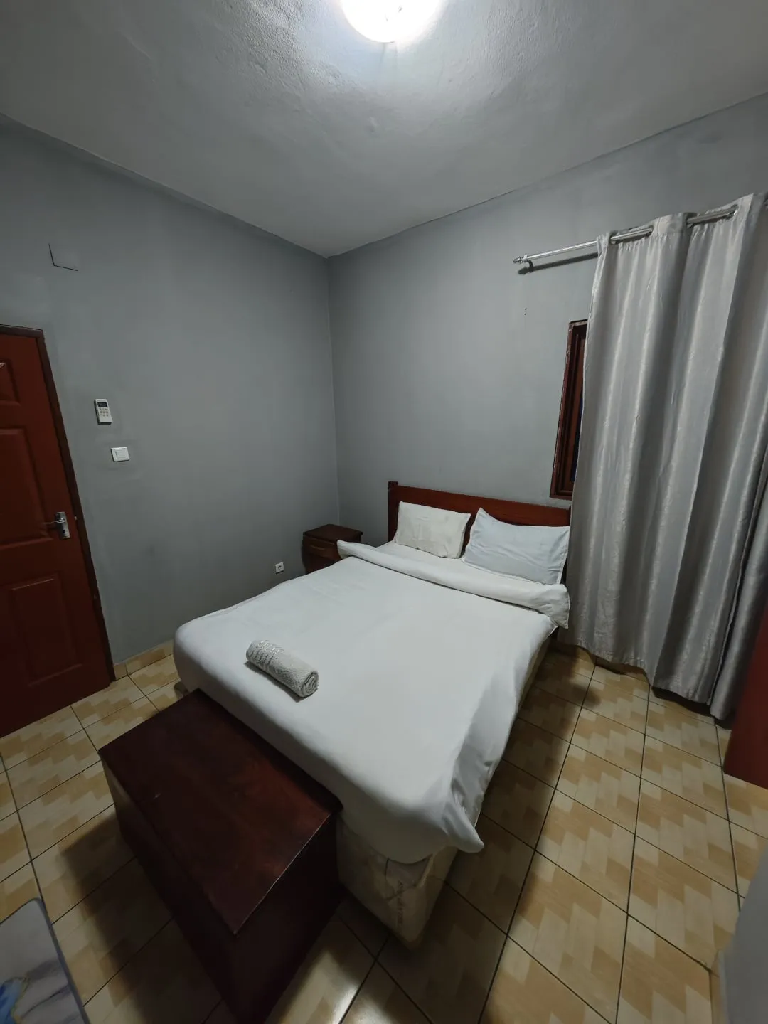 Quarto duplo limpo com ar condicionado na Residencial Duma