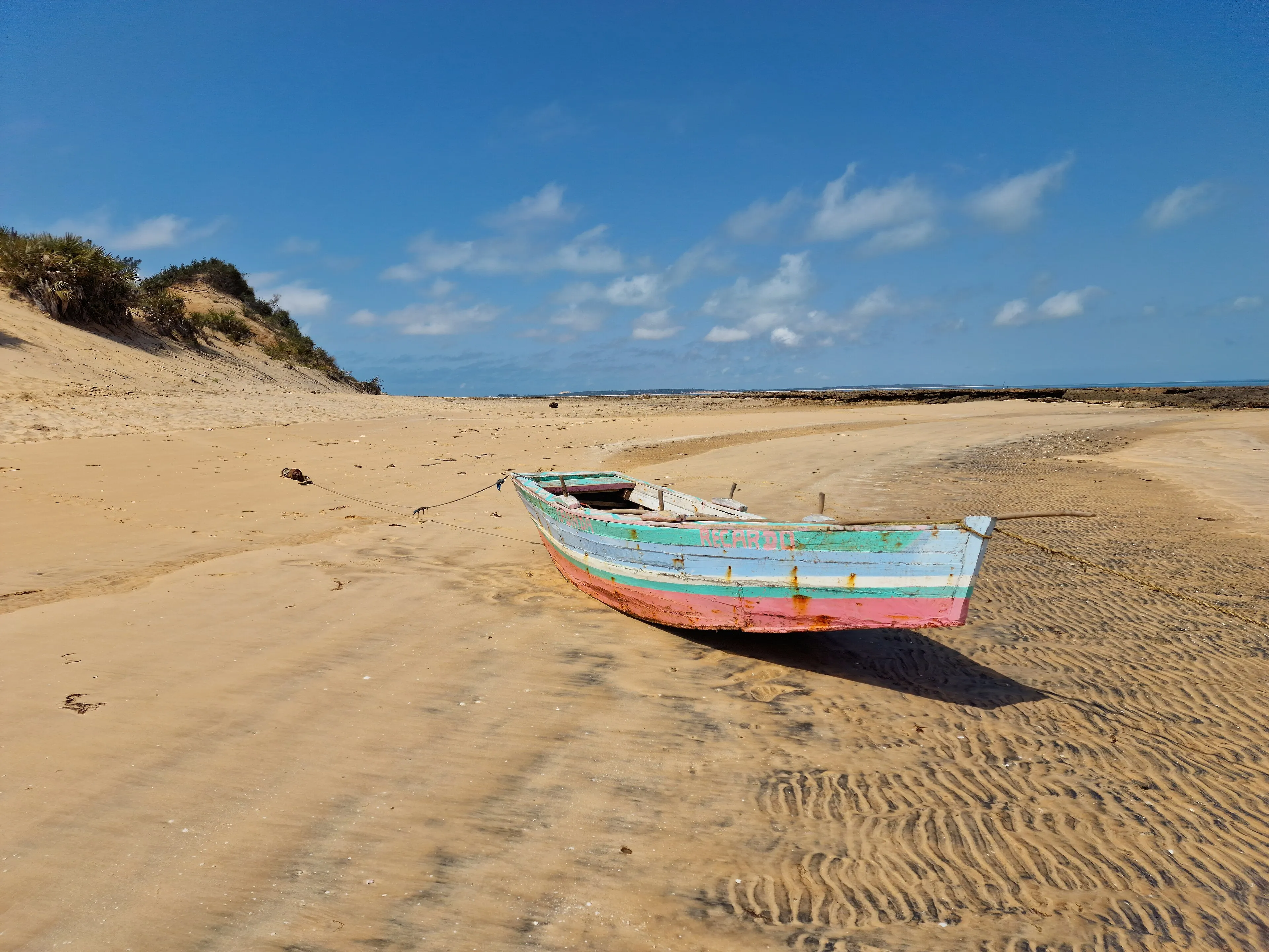 Um dhow tradicional na praia da Ilha do Bazaruto
